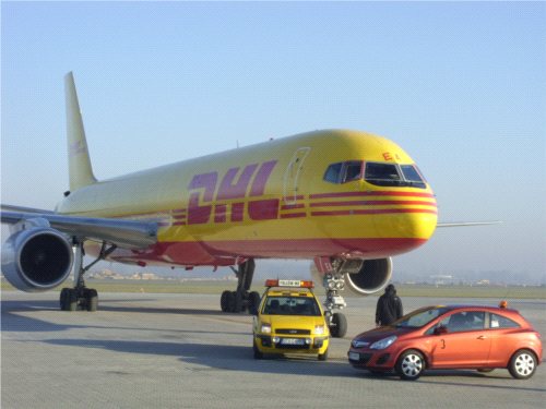 Większy samolot DHL Express w Katowicach