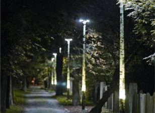 Słupy oświetleniowe imitujące drzewa
