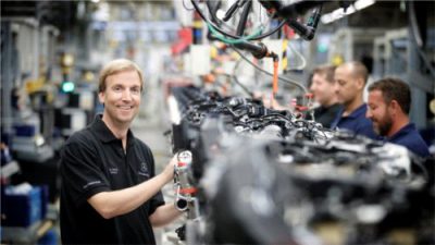Umowa na budowę fabryki silników Mercedesa podpisana