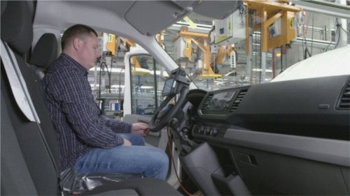 Mobilny tester pojazdów debiutuje w fabryce VW we Wrześni (VIDEO)