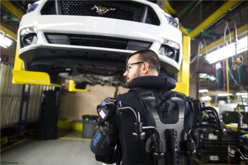 Ford wdraża egzoszkielety w fabrykach na szeroką skalę (VIDEO)