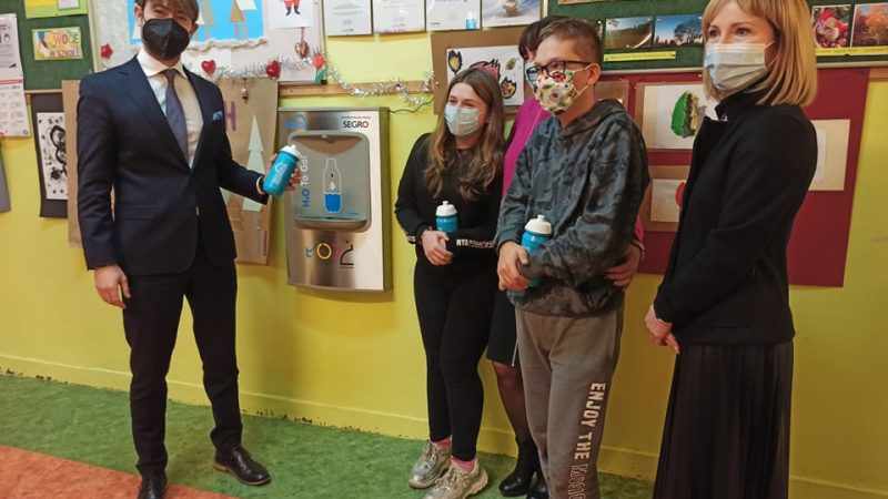 Dystrybutory wody w szkołach dzięki współpracy SEGRO oraz miasta Łodzi