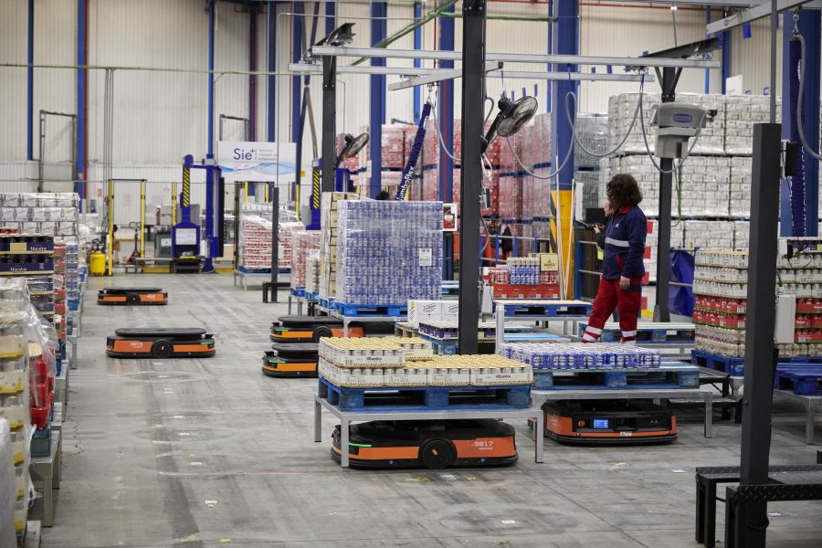Roboty AMR wspieraja ID Logistics w procesie kompletacji zamówień