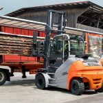 Elektryczne wózki widłowe STILL RX 60-80 o udźwigu maksymalnym do 8 ton pozwalają na efektywny rozładunek samochodów ciężarowych z drewnem.
