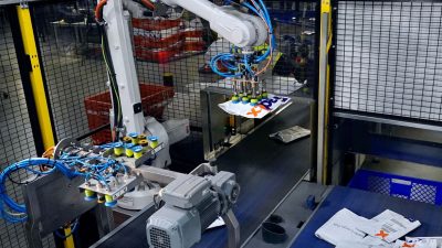 Zrobotyzowane ramię sortujące z AI pracuje w Kolonii