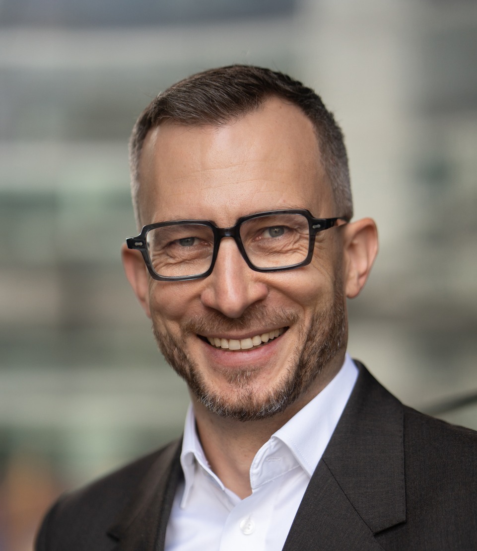 7R rozszerza zespół zarządzający