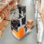 Wózek wysokiego składowania STILL FXR w wąskim korytarzu roboczym.