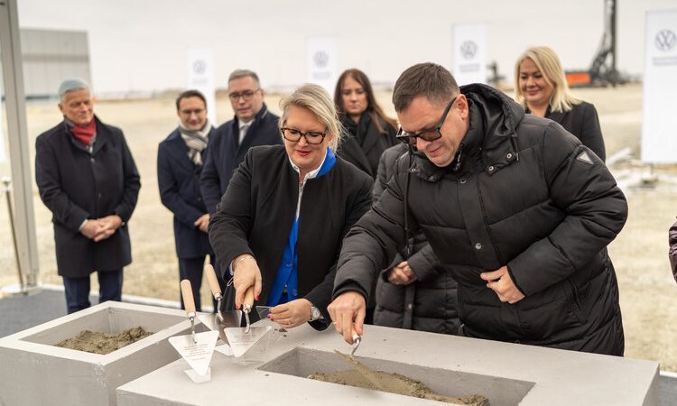 Wmurowano kamień węgielny pod nowe hale do produkcji elektrycznego Craftera