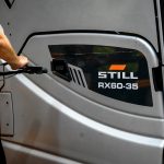 Ładowanie bezpośrednie elektrycznego wózka widłowego STILL RX 60-35 z akumulatorem litowo-jonowym.