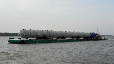 Kolumny dla ORLENU przypłynęły Wisłą do Płocka