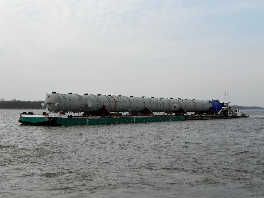 Kolumny dla ORLENU przypłynęły Wisłą do Płocka