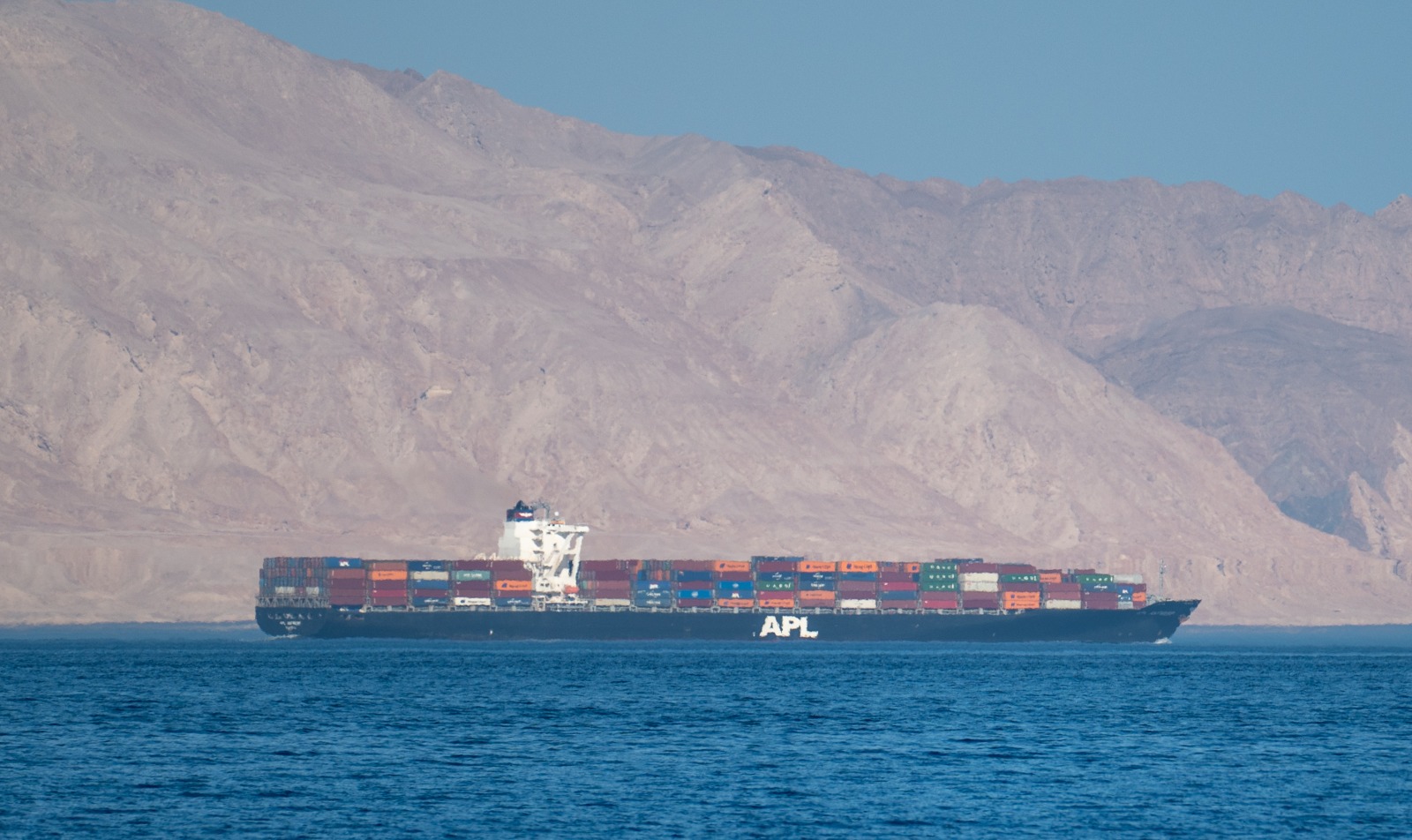 Kontenerowiec u brzegów cieśniny Ormuz.